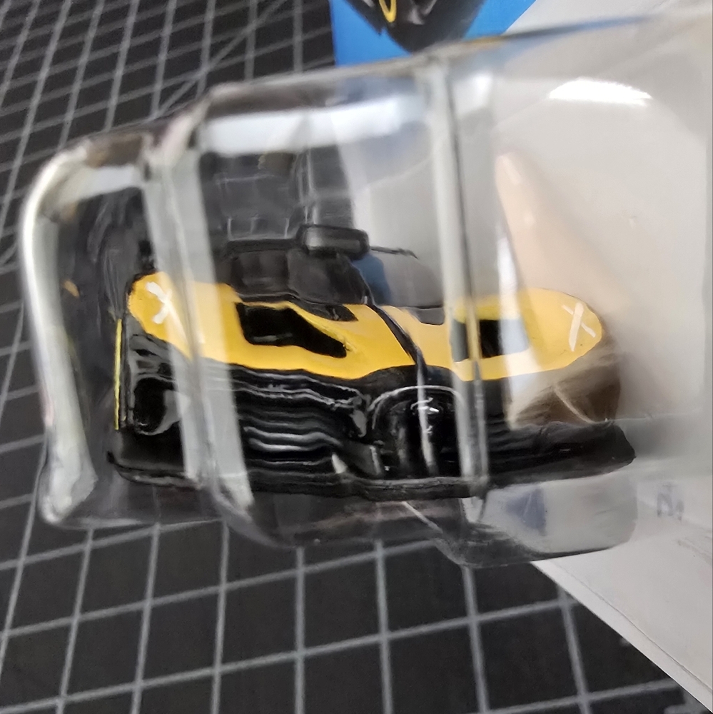 MATTEL HOT WHEELS 2024 BUGATTI BOLIDE - BLACK/ YELLOW - Picture 4 of 7